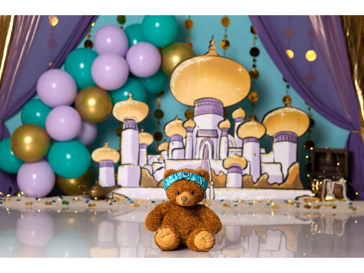Fondo fotográfico de bebé y smash cake Palais – palacio oriental con globos y cortinas violetas | Colors&Drops