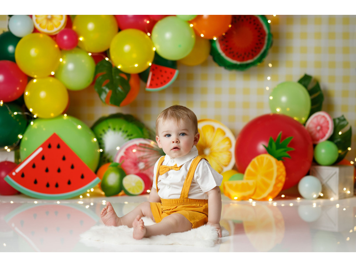Fondo fotográfico de bebé y smash cake Salade de Fruit – arco de globos de colores y frutas gigantes | Colors&Drops