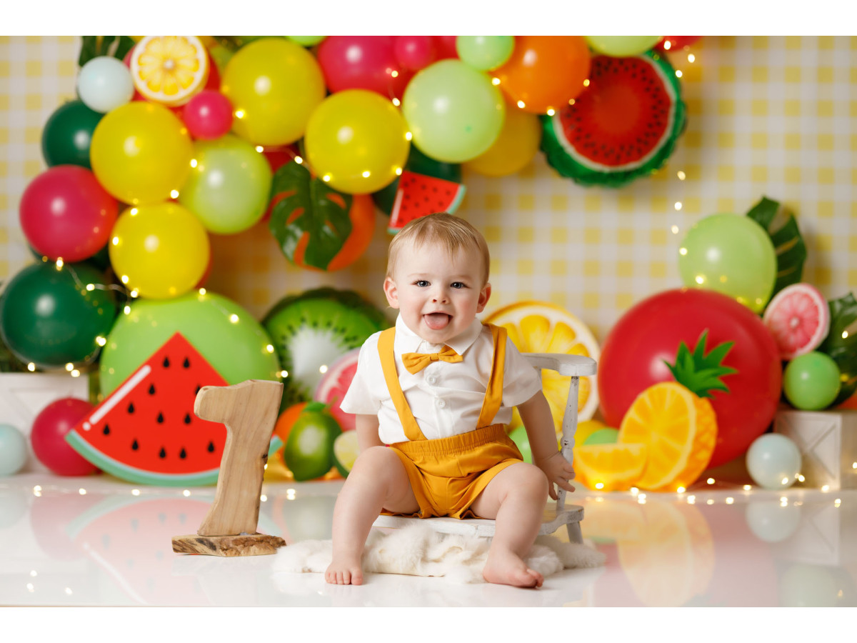 Fond photo bébé et smash cake Salade de Fruit – arche de ballons colorés et fruits géants | Colors&Drops