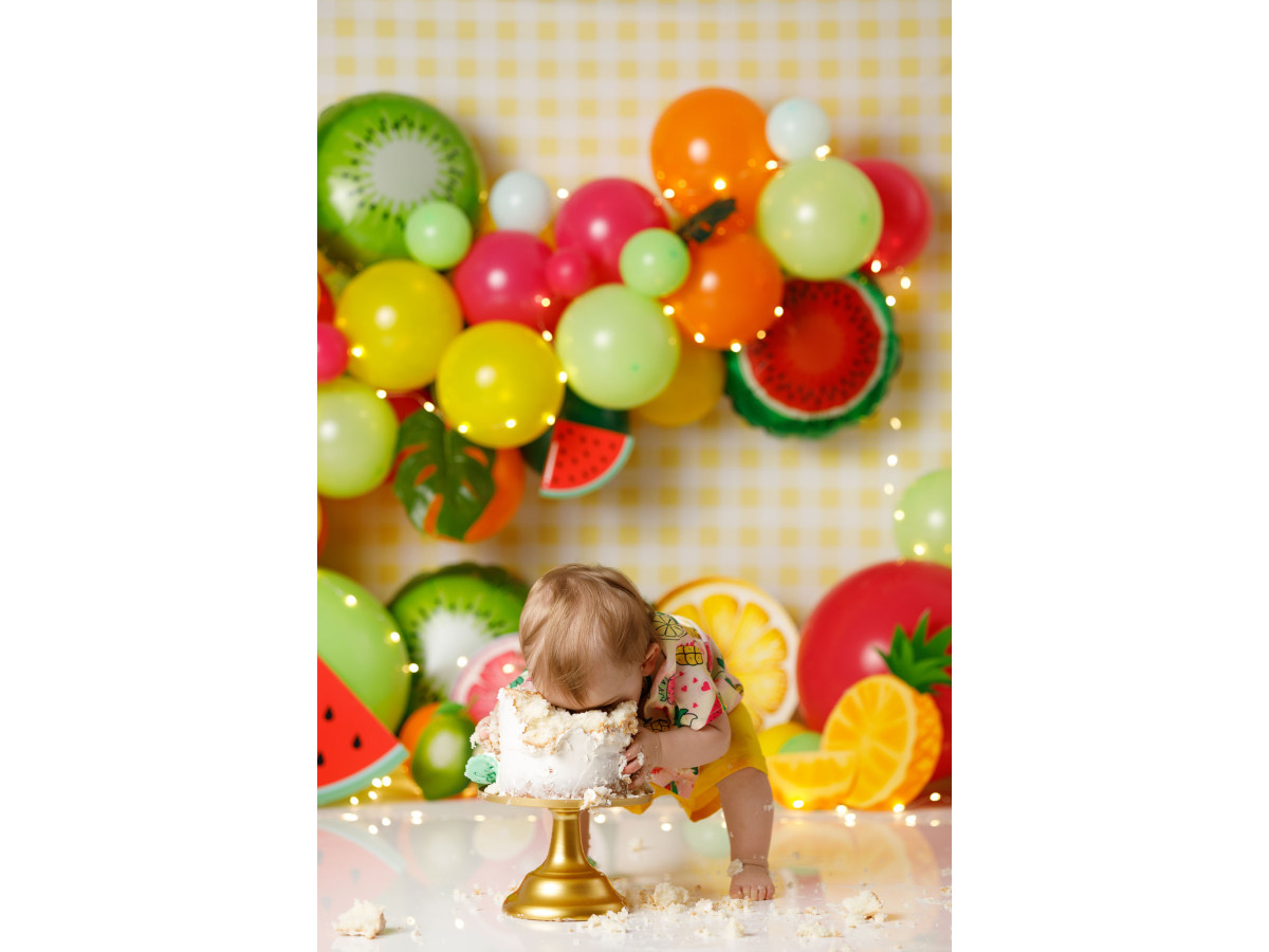 Fond photo bébé et smash cake Salade de Fruit – arche de ballons colorés et fruits géants | Colors&Drops