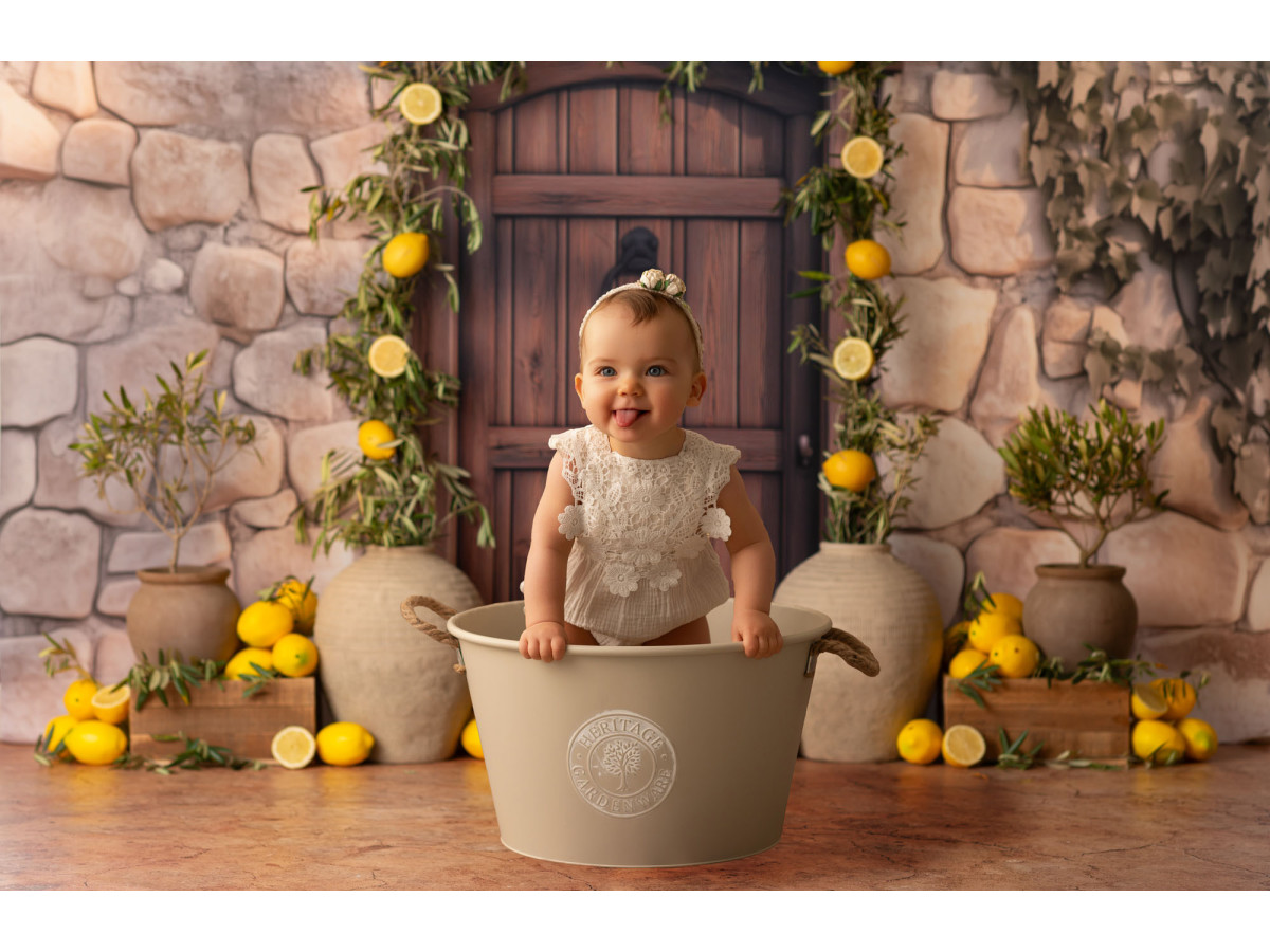 Fondo fotográfico de bebé y smash cake Provence et Citron – puerta de madera y muro de piedra con limones | Colors&Drops