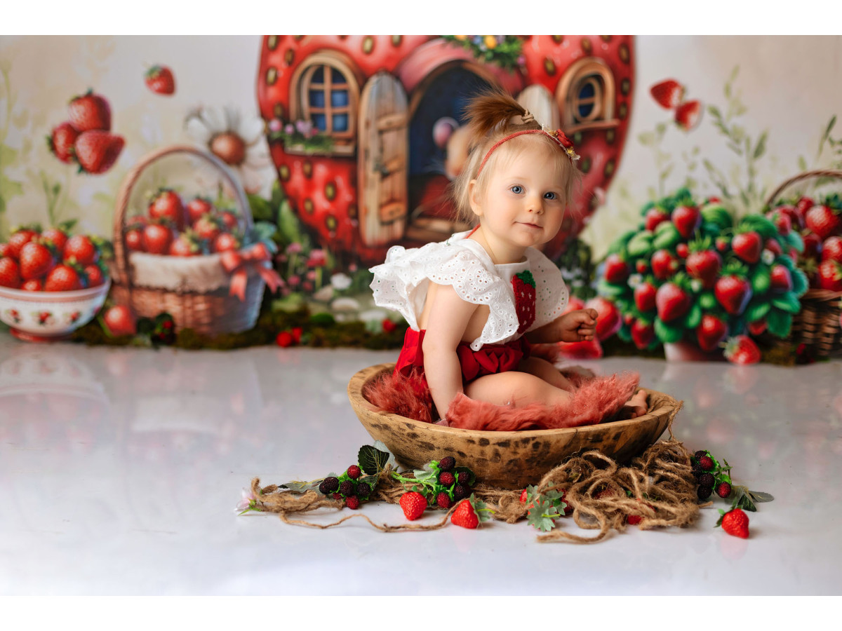 Fond photo bébé et smash cake Mini Mouse – maison fraise géante avec souris et fraises | Colors&Drops