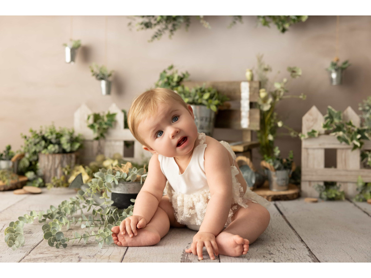 Fondo fotográfico de bebé y smash cake Flowers and Garden – jardín con estante de plantas y valla blanca | Colors&Drops
