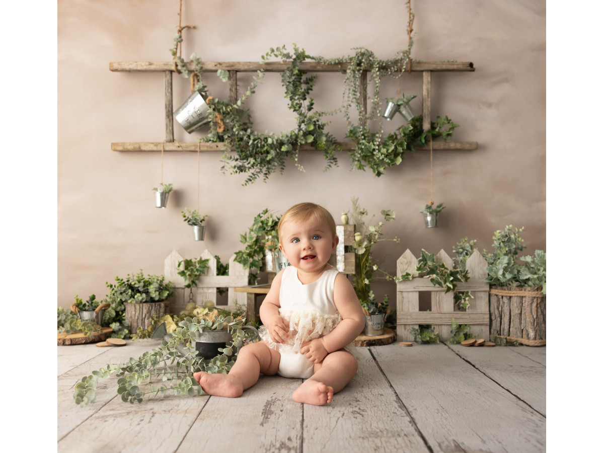 Fondo fotográfico de bebé y smash cake Flowers and Garden – jardín con estante de plantas y valla blanca | Colors&Drops