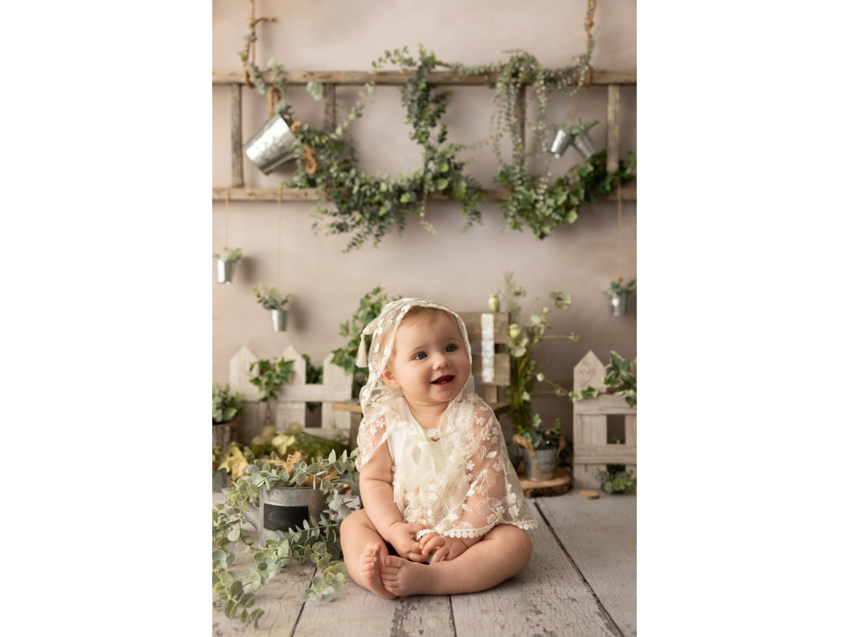 Baby & cake smash photo backdrop Flowers and Garden – garden with plant shelf and white fence | Colors&Drops