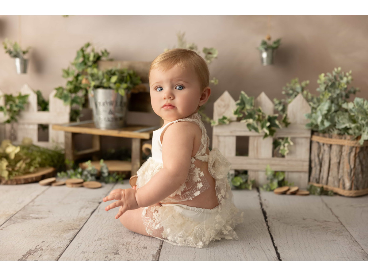 Fondo fotográfico de bebé y smash cake Flowers and Garden – jardín con estante de plantas y valla blanca | Colors&Drops