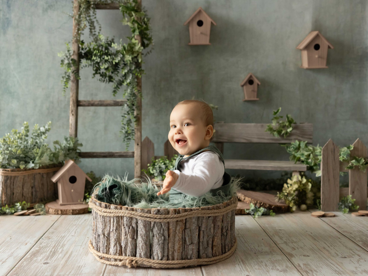 Fond photo bébé et smash cake Petites Cabanes – mur vert avec nichoirs échelle et banc | Colors&Drops