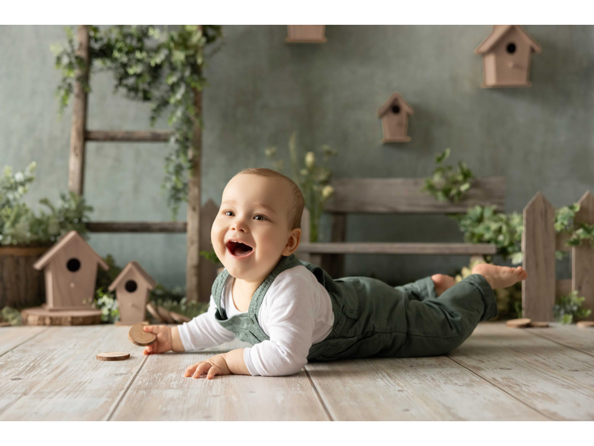 Baby & cake smash photo backdrop Petites Cabanes – green wall with birdhouses, ladder and bench | Colors&Drops