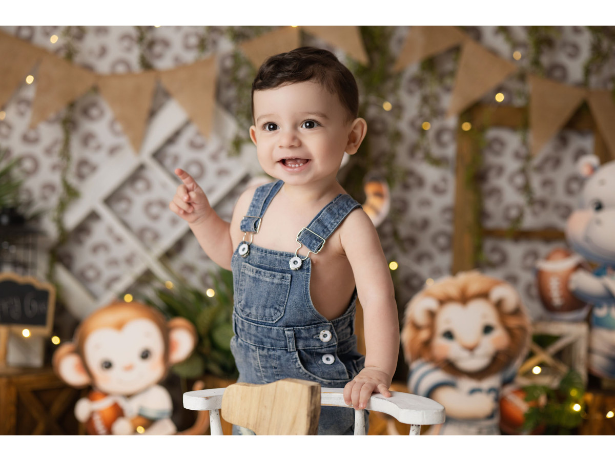 Fondo fotográfico de bebé y smash cake Jungle Rugby – animales jugadores de rugby con cajas y banderines | Colors&Drops