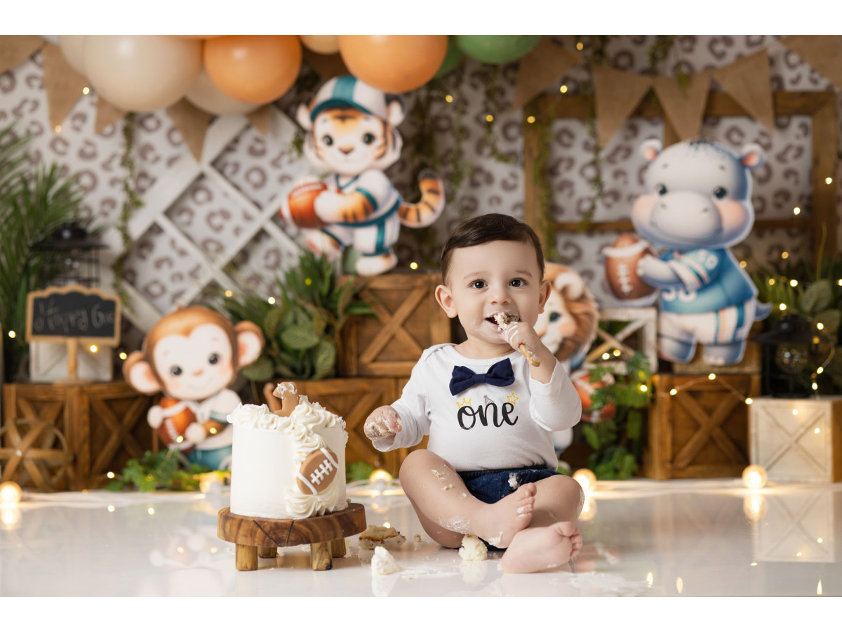 Baby & cake smash photo backdrop Jungle Rugby – rugby-player animals with crates and bunting | Colors&Drops
