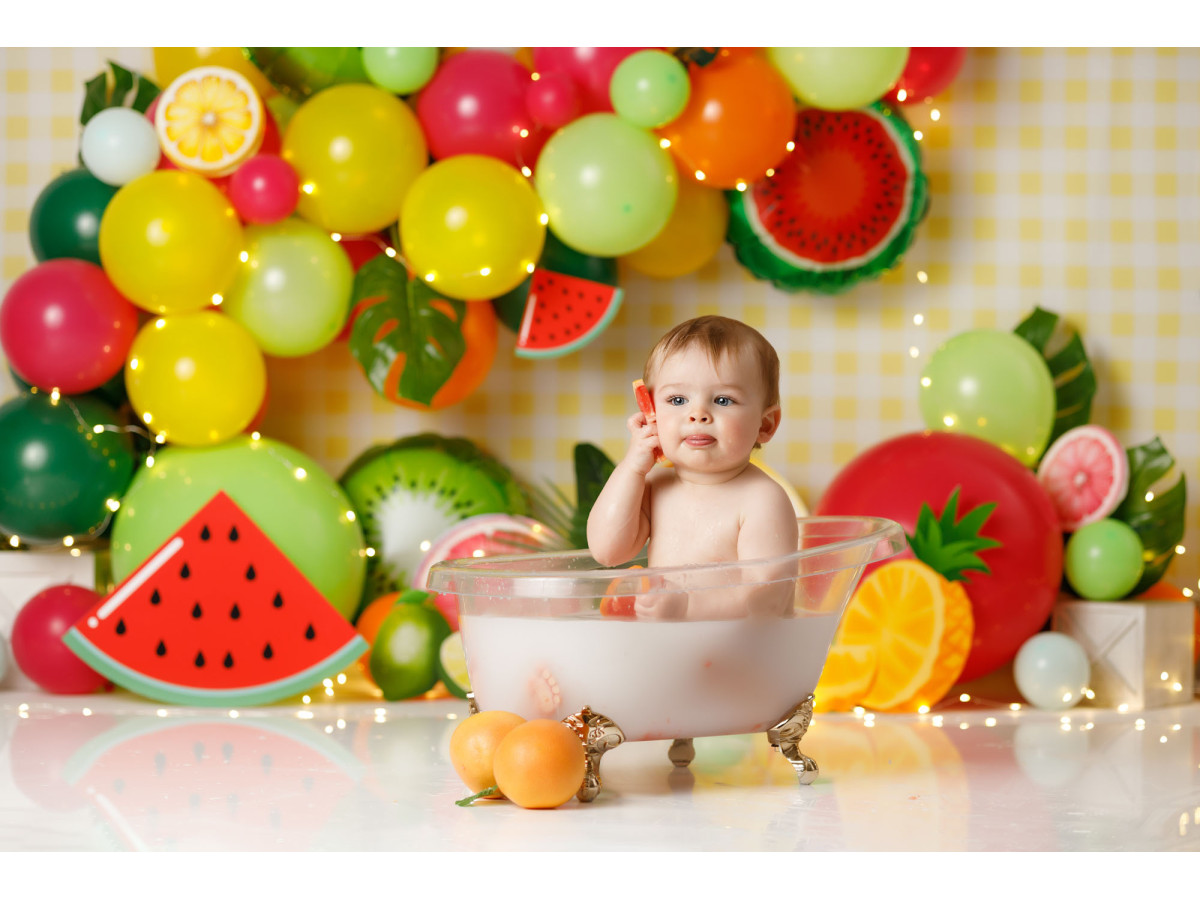 Baby & cake smash photo backdrop Salade de Fruit – colourful balloon arch with giant fruits | Colors&Drops