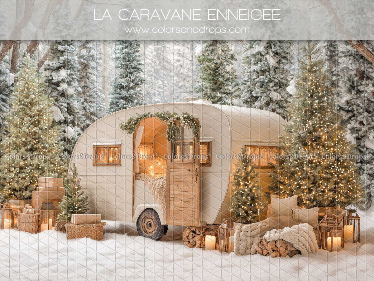 Christmas photo backdrop La Caravane Enneigee – vintage caravan in the snow among fir trees | Colors&Drops