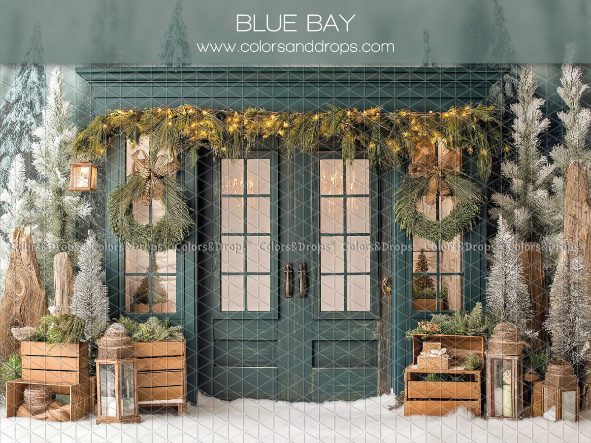Fond photo de Noël Bluebay – façade verte avec portes vitrées et guirlandes | Colors&Drops