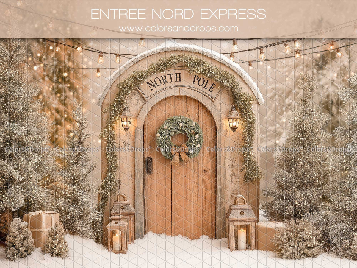 Fond photo de Noël Entree Nord Express – porte ronde en bois enneigée avec couronne | Colors&Drops