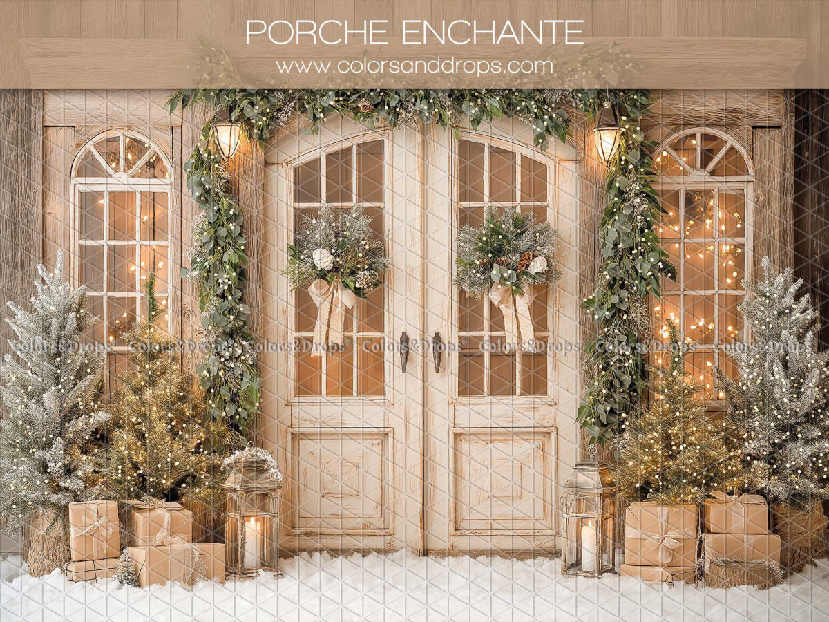 Fond photo de Noël Porche Enchante – porche en bois crème avec couronnes et sapins | Colors&Drops