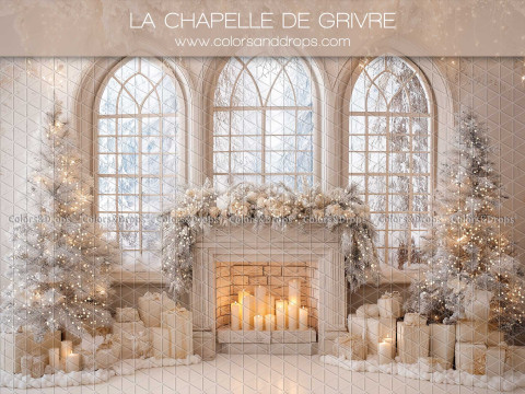 Fond photo de Noël La Chapelle de Grivre – cheminée blanche avec bougies et fenêtres cintrées | Colors&Drops