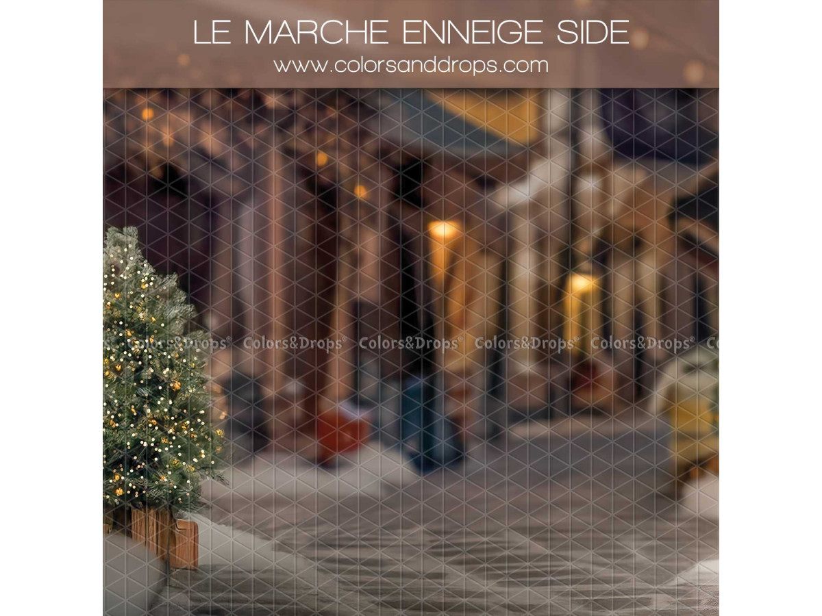 Fond photo latéral de Noël Le Marche Enneige Side – rue de marché enneigée floue avec sapin | Colors&Drops
