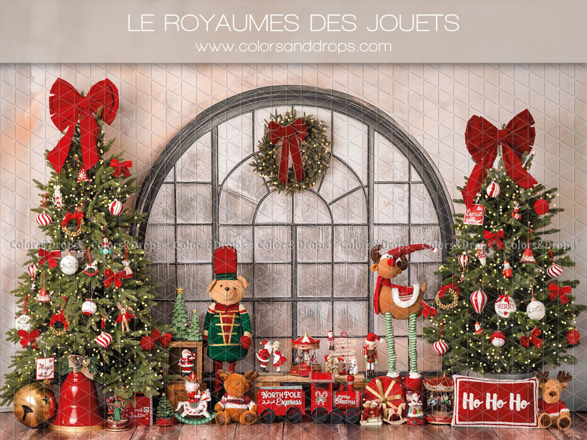 Fond photo de Noël Le Royaume des Jouets – fenêtre cintrée en métal avec sapins et jouets | Colors&Drops