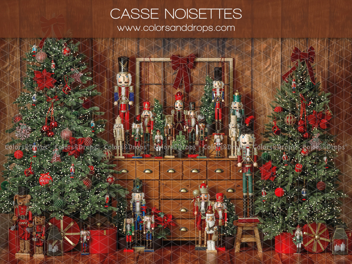 Fond photo de Noël Casse Noisettes – casse-noisettes sur commode entre sapins aux décorations rouges | Colors&Drops