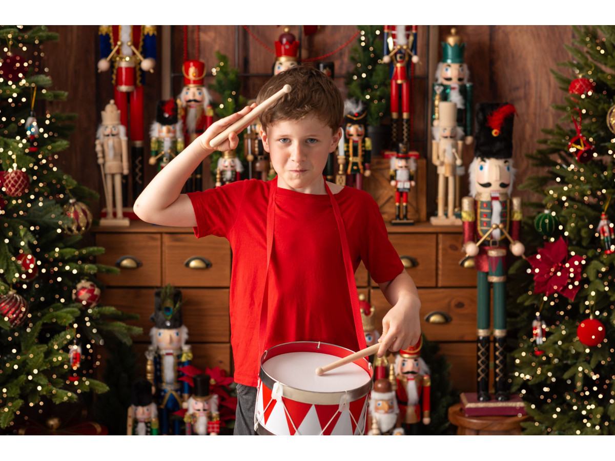 Fond photo de Noël Casse Noisettes – casse-noisettes sur commode entre sapins aux décorations rouges | Colors&Drops