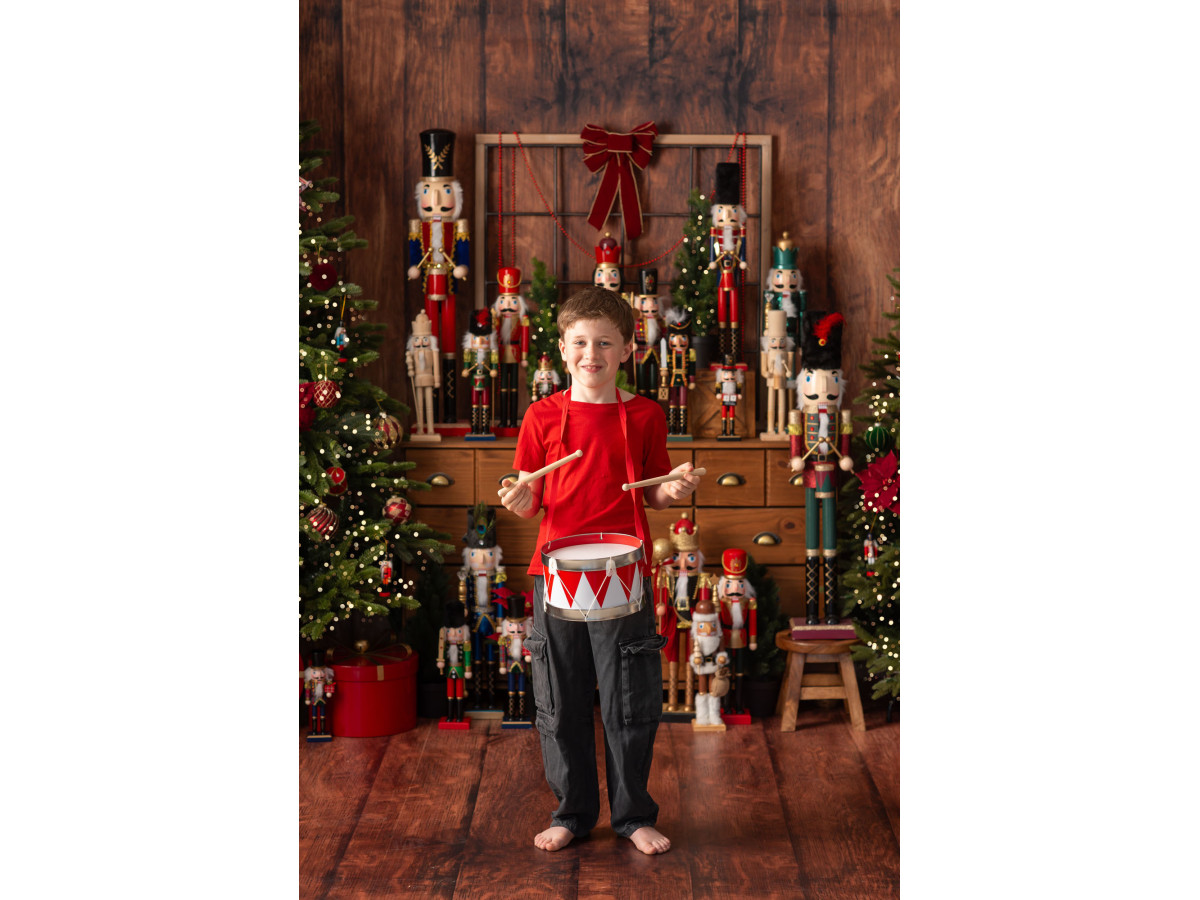 Fond photo de Noël Casse Noisettes – casse-noisettes sur commode entre sapins aux décorations rouges | Colors&Drops