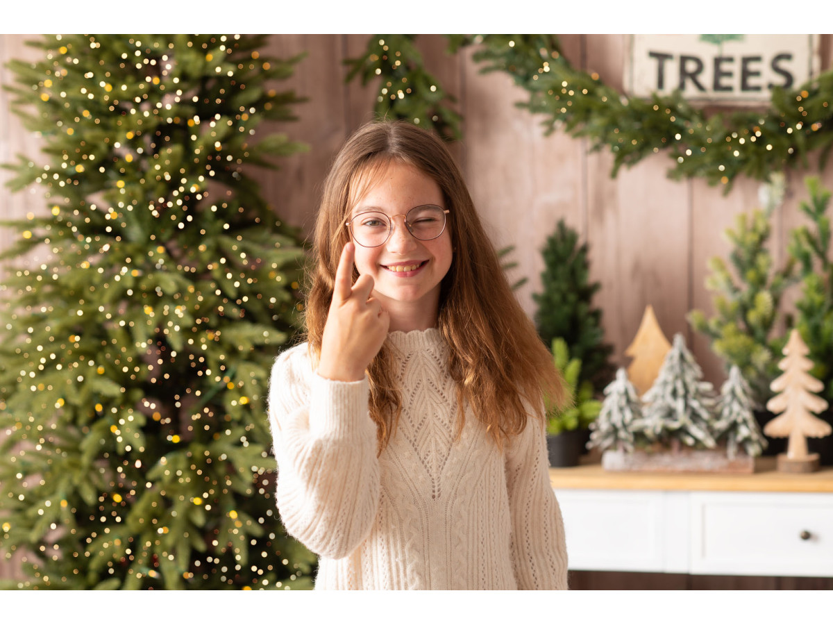 Fondo fotográfico de esquina de Navidad Mon Beau Sapin – abetos y consola blanca sobre pared de madera con | Colors&Drops