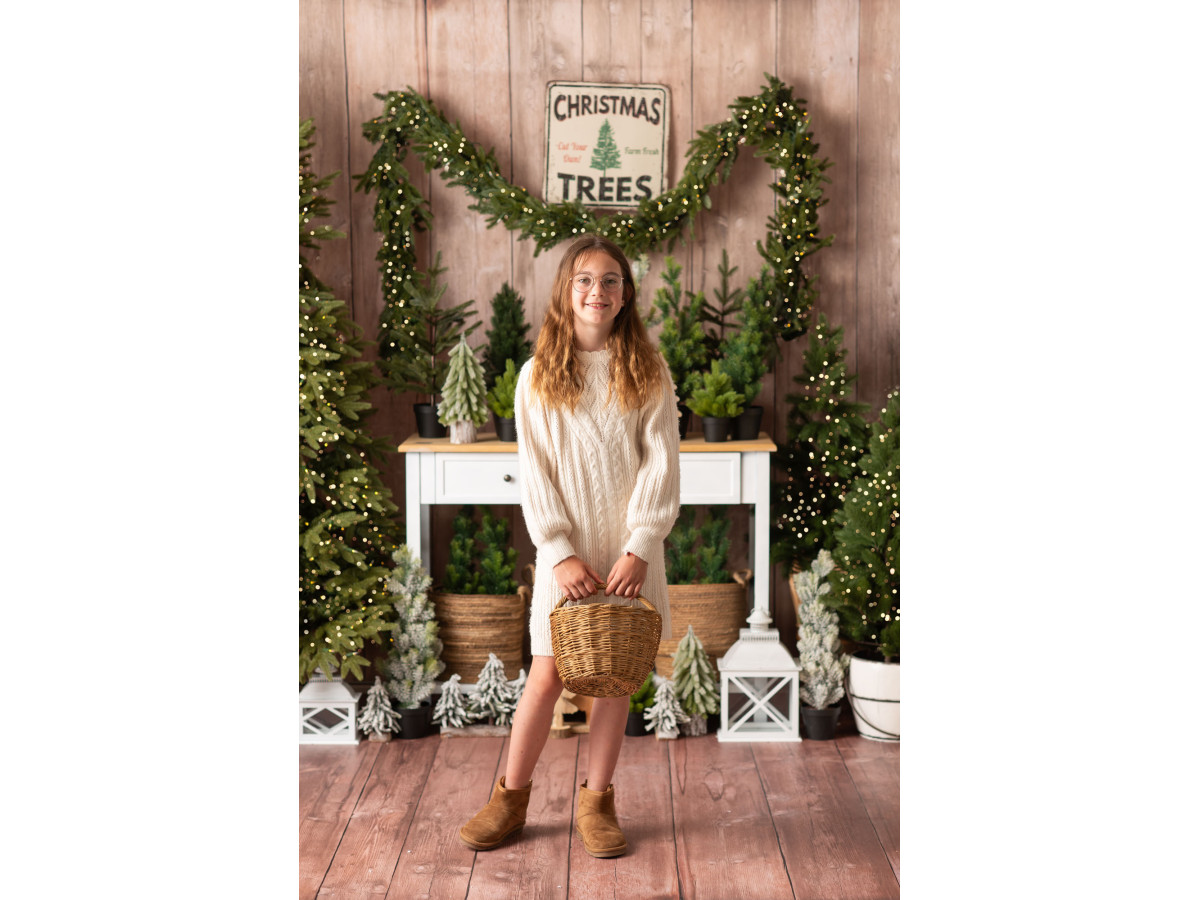 Christmas photo backdrop Mon Beau Sapin – fir trees and white console on wooden wall | Colors&Drops