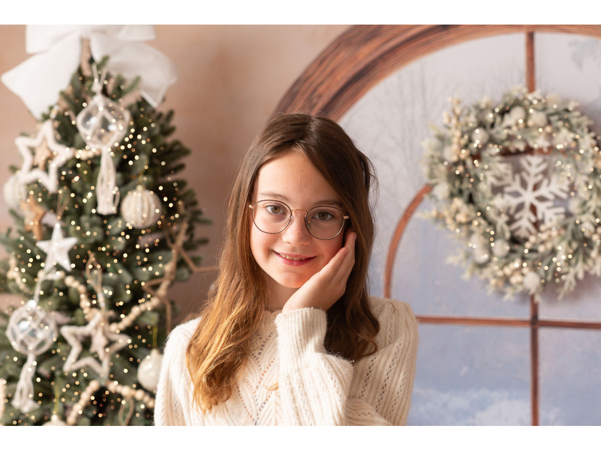 Fondo fotográfico de Navidad Fenetre D'Hiver – ventana arqueada con abeto y calcetín navideño | Colors&Drops