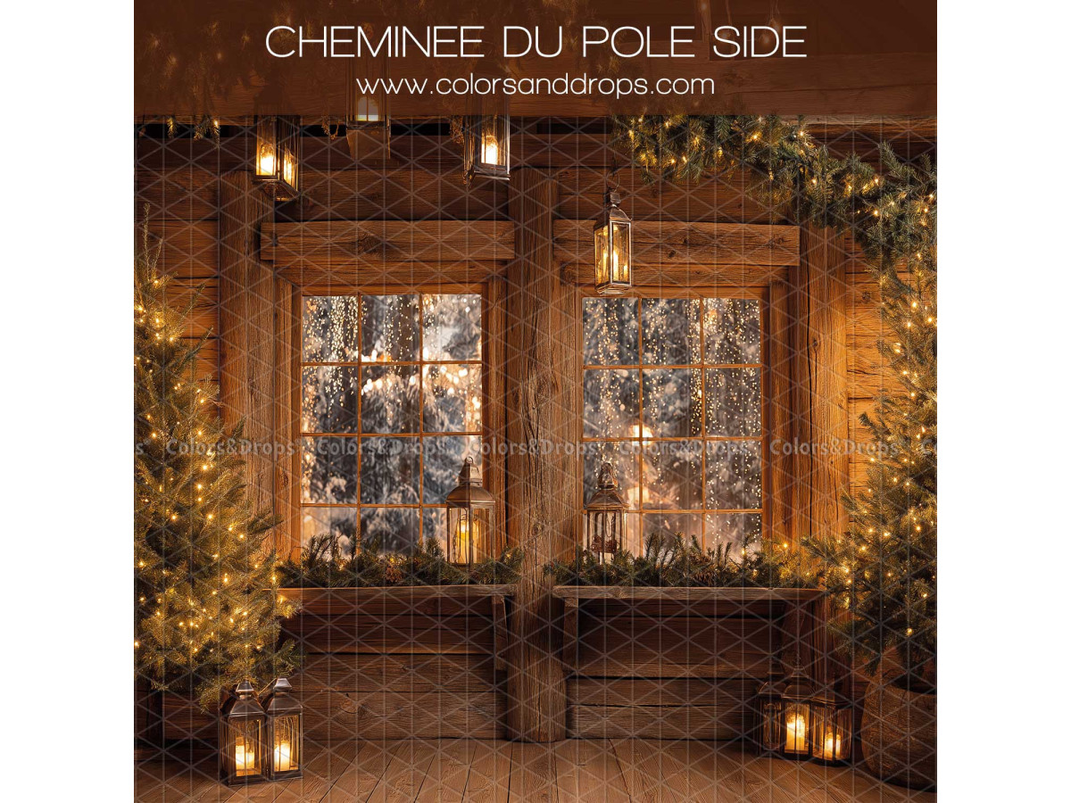 Fond photo latéral de Noël Cheminee du Pole Side – chalet en bois avec fenêtres enneigées et sapins | Colors&Drops