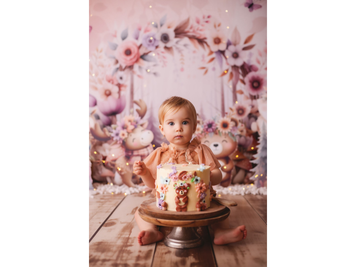 Baby & cake smash photo backdrop Bohemian Forest – flowered arch with boho woodland animals | Colors&Drops