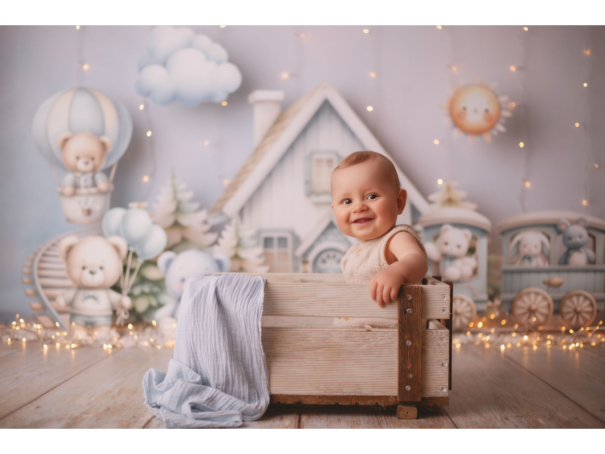 Fondo fotográfico de bebé y smash cake Tchou Tchou – casa blanca y tren con animales de peluche | Colors&Drops
