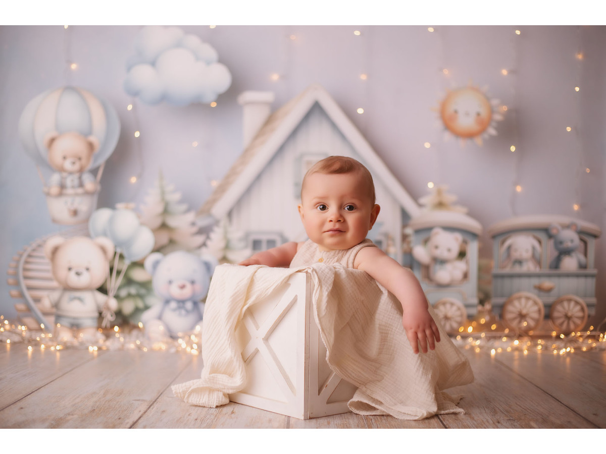 Fondo fotográfico de bebé y smash cake Tchou Tchou – casa blanca y tren con animales de peluche | Colors&Drops