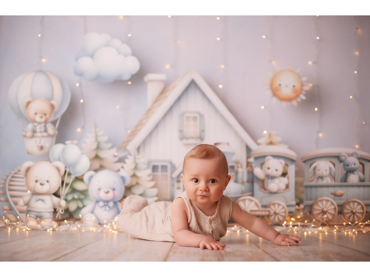 Fondo fotográfico de bebé y smash cake Tchou Tchou – casa blanca y tren con animales de peluche | Colors&Drops