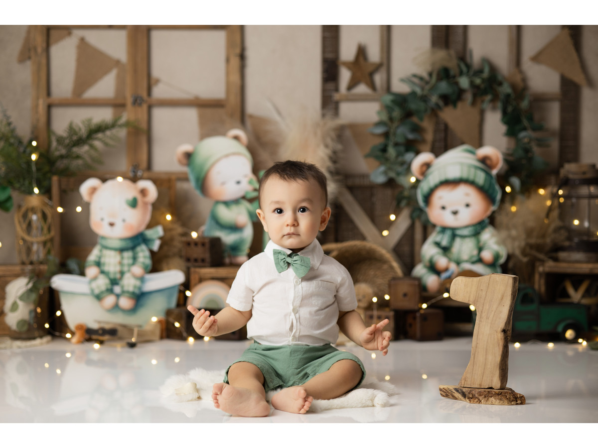 Baby & cake smash photo backdrop Bears Green – teddy bears in green outfits with wooden windows and wreath | Colors&Drops