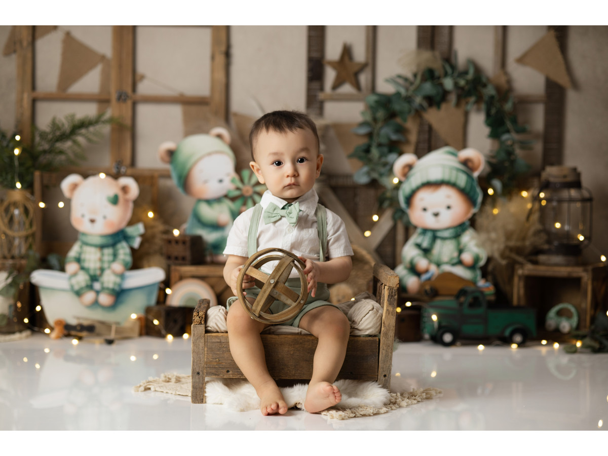 Baby & cake smash photo backdrop Bears Green – teddy bears in green outfits with wooden windows and wreath | Colors&Drops