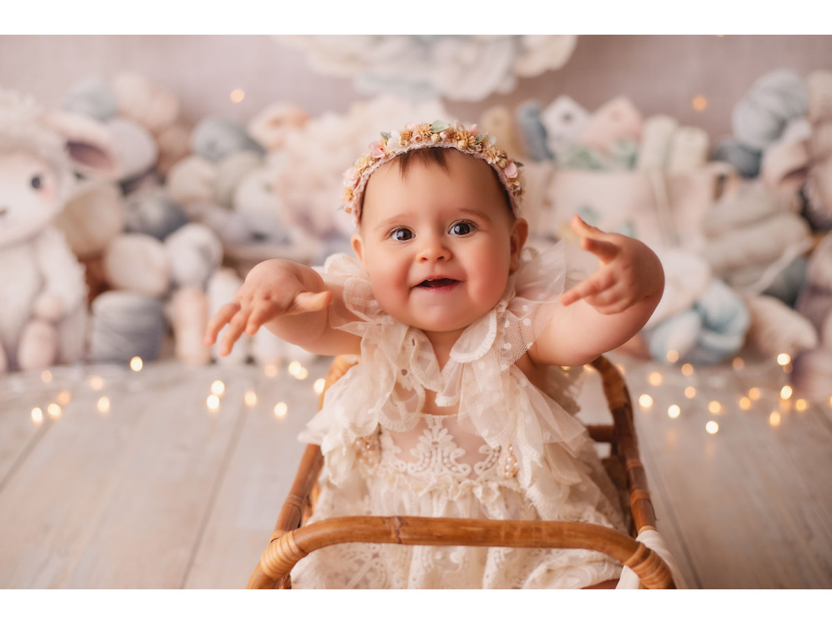 Baby & cake smash photo backdrop Mout Mout – plush sheep with braided wreath | Colors&Drops