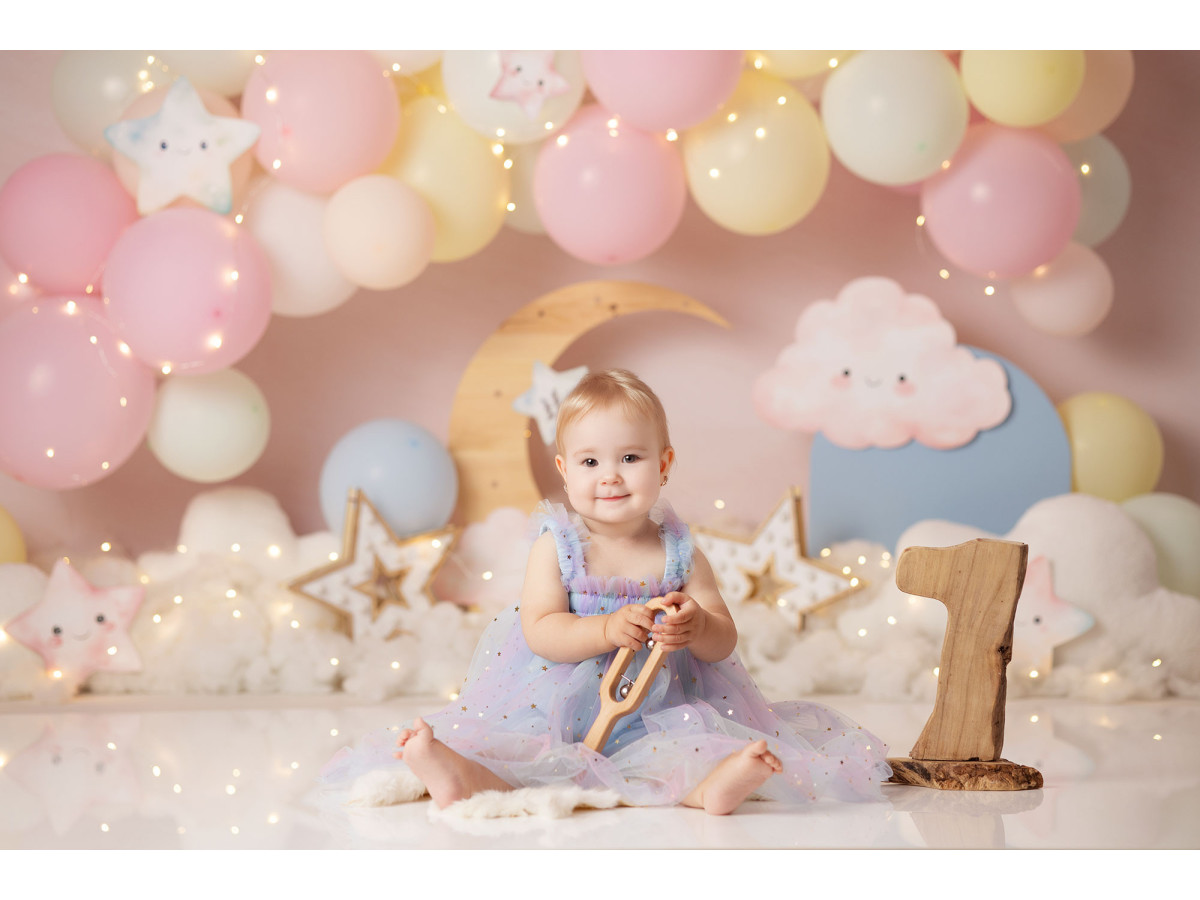 Fond photo bébé et smash cake Athene – ballons pastel avec lune et nuages | Colors&Drops
