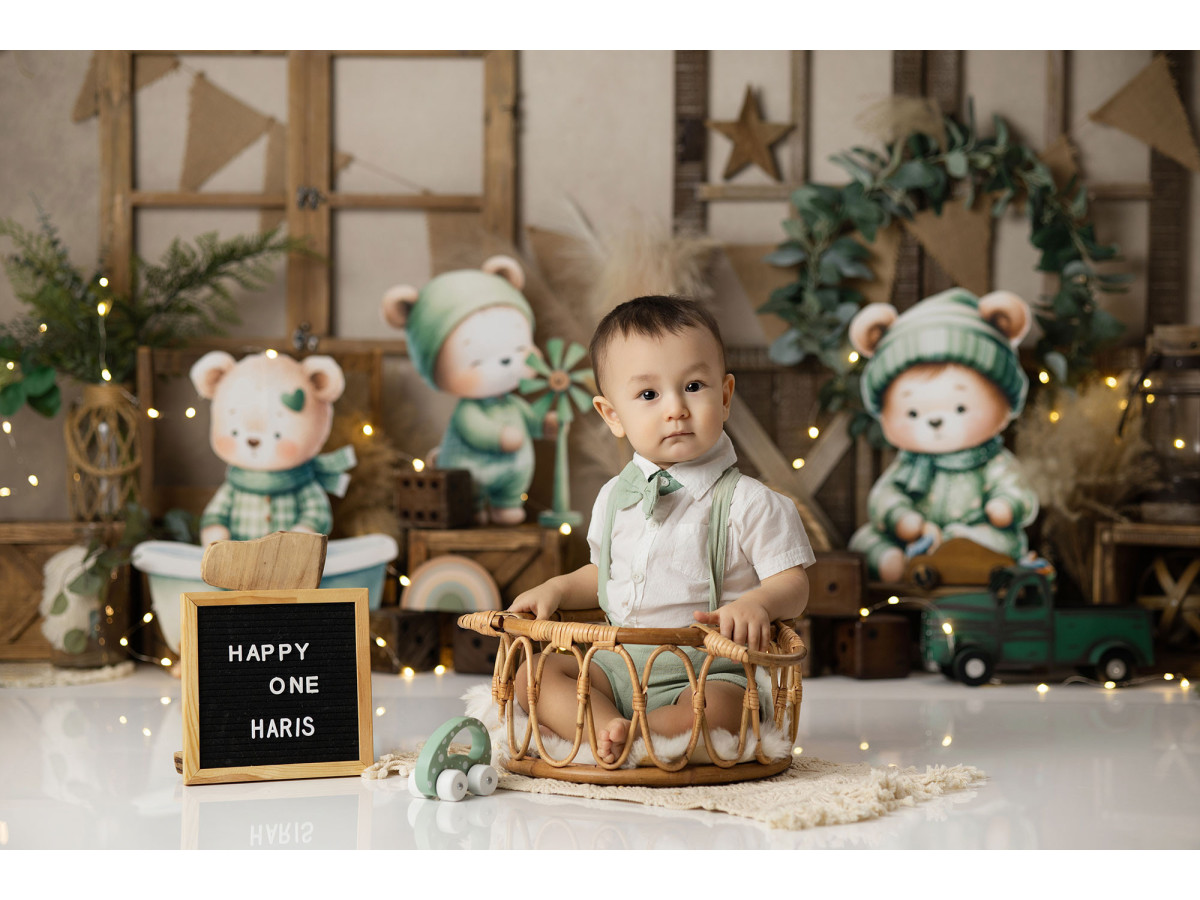 Baby & cake smash photo backdrop Bears Green – teddy bears in green outfits with wooden windows and wreath | Colors&Drops