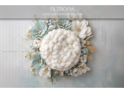 Fond photo nouveau-né Filtropia – nid en laine tricotée avec fleurs bleues | Colors&Drops