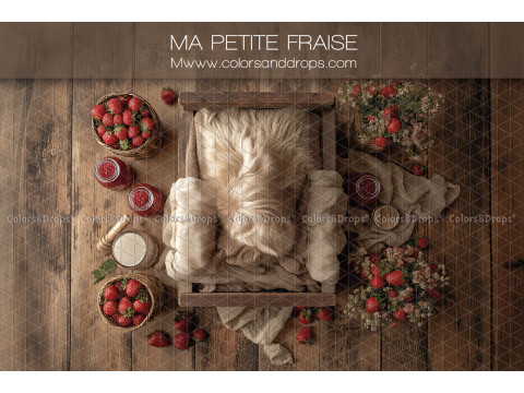 Fond photo nouveau-né Ma Petite Fraise – lit en bois avec fraises sur plancher foncé | Colors&Drops