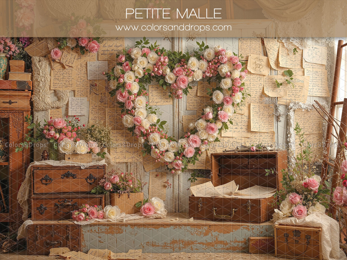 Fondo fotográfico de San Valentín Petite Malle – corazón de rosas con baúles antiguos y cartas | Colors&Drops