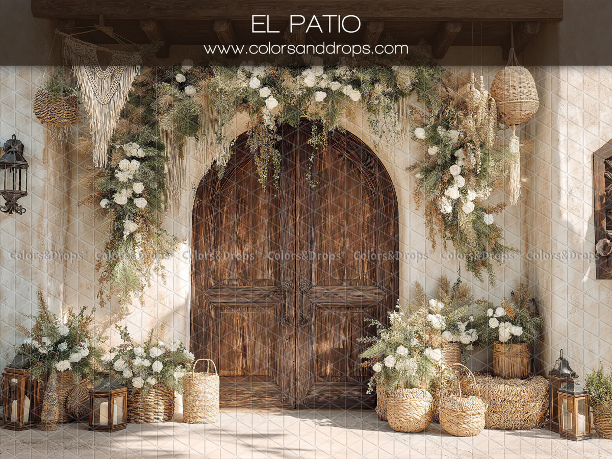 Fond photo El Patio – patio avec porte cintrée en bois et fleurs | Colors&Drops