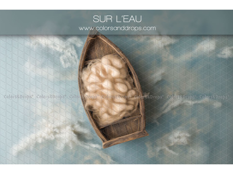 Fond photo nouveau-né Sur L'Eau – barque en bois sur l'eau avec nuages | Colors&Drops