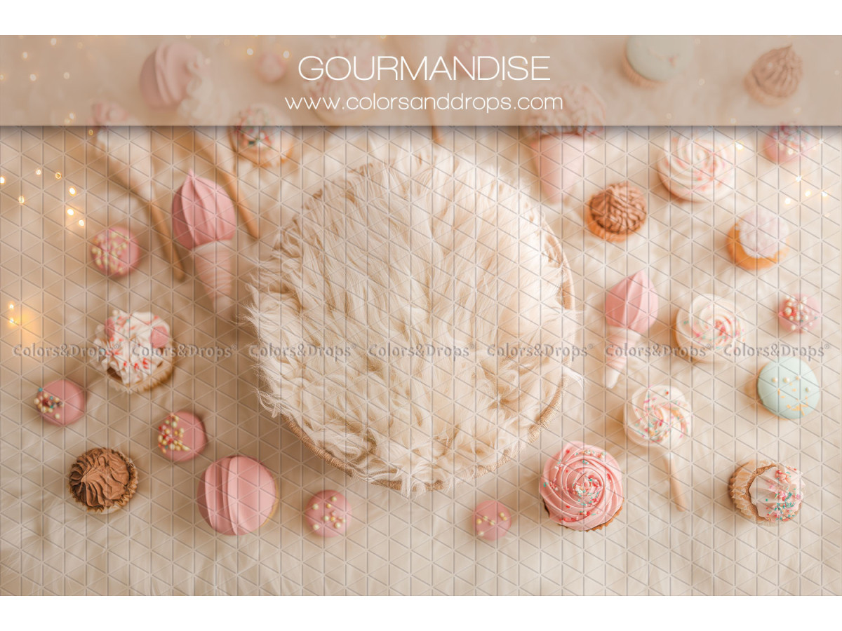 Fond photo nouveau-né Gourmandise – nid en fourrure avec macarons et cupcakes roses | Colors&Drops