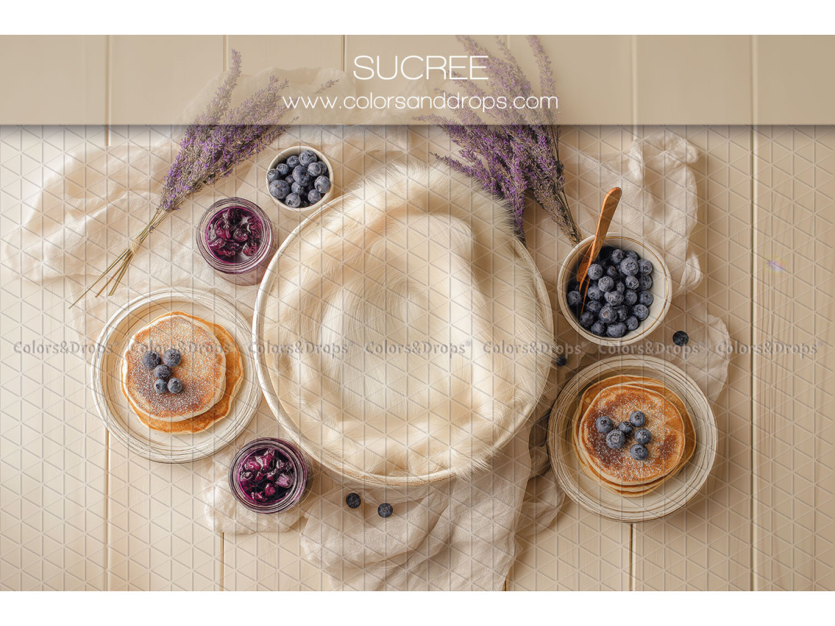 Fond photo nouveau-né Sucree – nid en fourrure avec pancakes et myrtilles | Colors&Drops