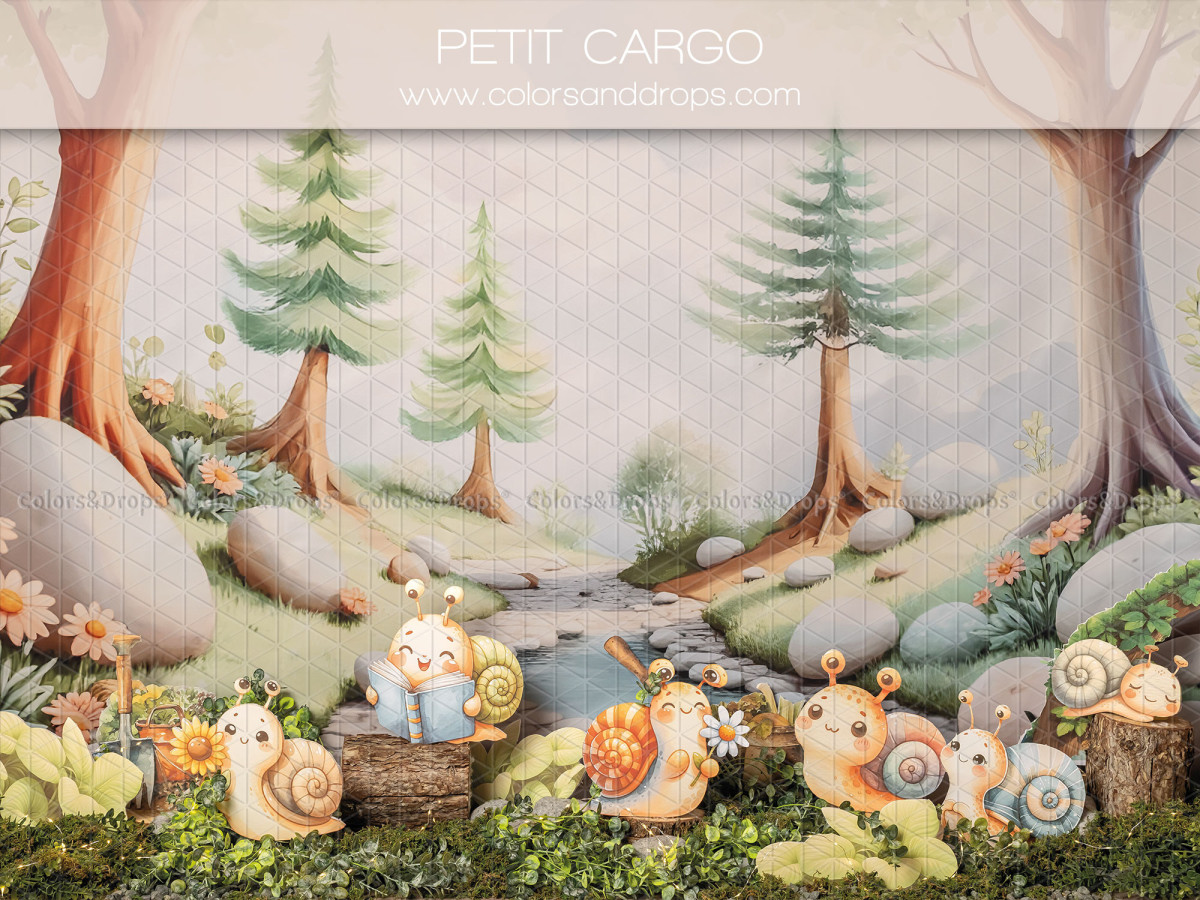 Fond photo bébé et smash cake Petit Cargo – forêt de sapins avec escargots et rivière | Colors&Drops