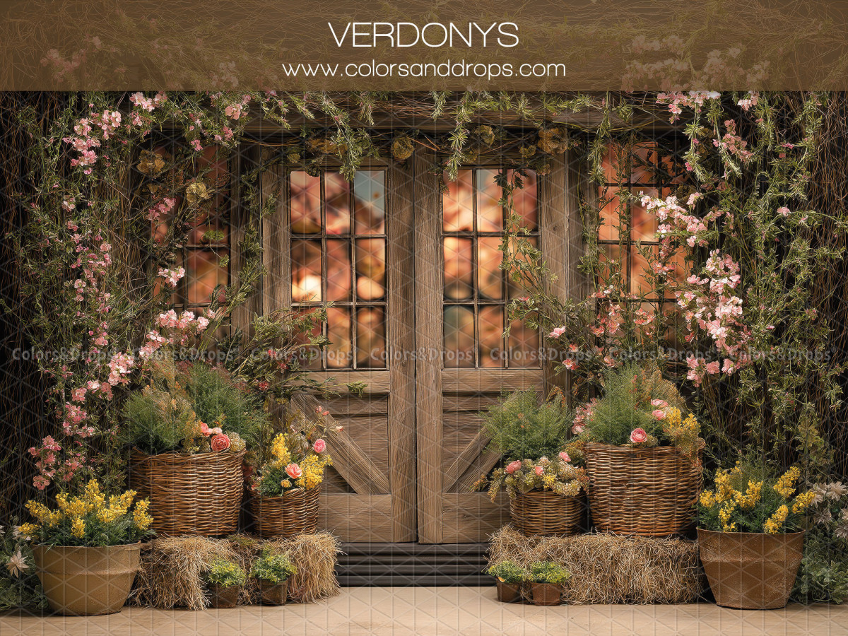 Fondo fotográfico floral Verdonys – fachada de madera con ventanas iluminadas y flores rosas | Colors&Drops