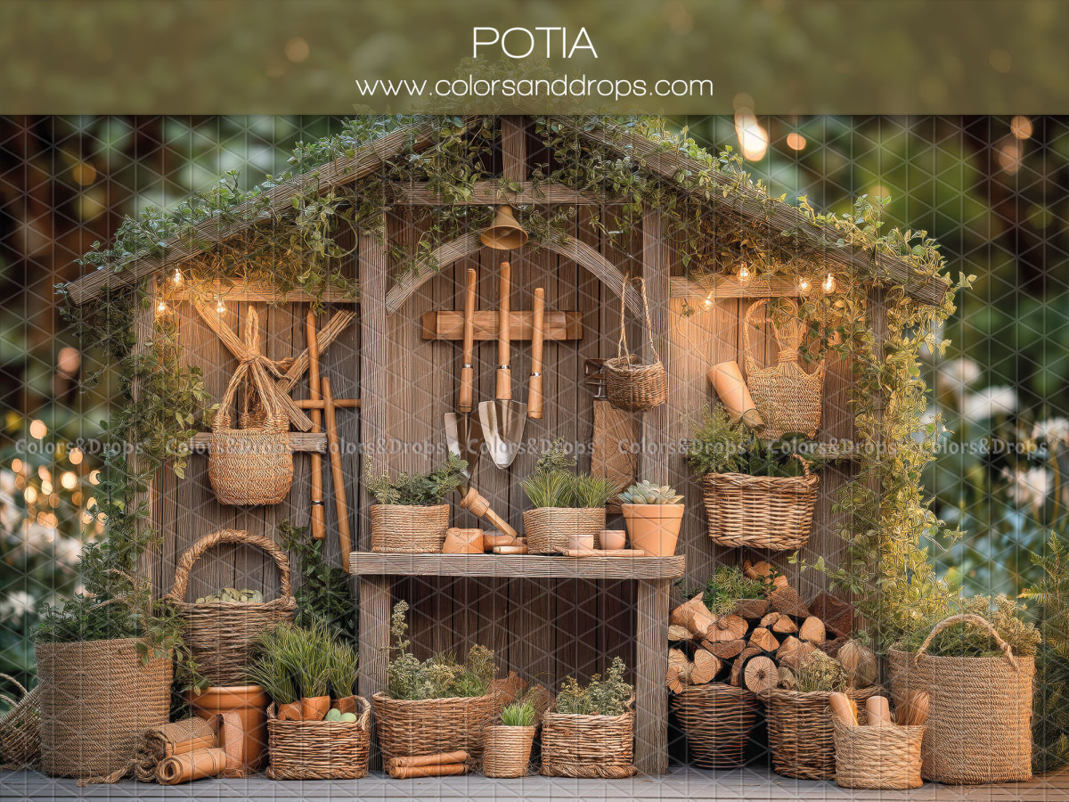 Fondo fotográfico floral Potia – cobertizo de jardinero con herramientas y troncos | Colors&Drops