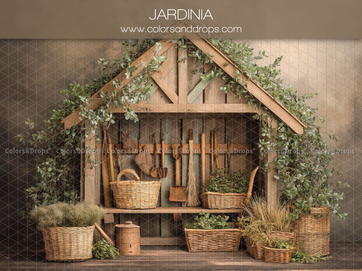 Fondo fotográfico floral Jardinia – caseta de jardín con herramientas y cestas de mimbre | Colors&Drops