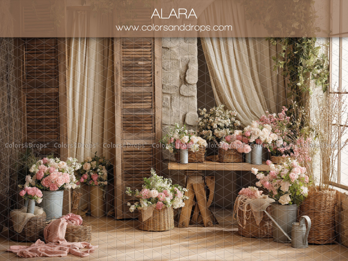 Fond photo fleuri Alara – pièce avec volets, rideaux et table fleurie | Colors&Drops